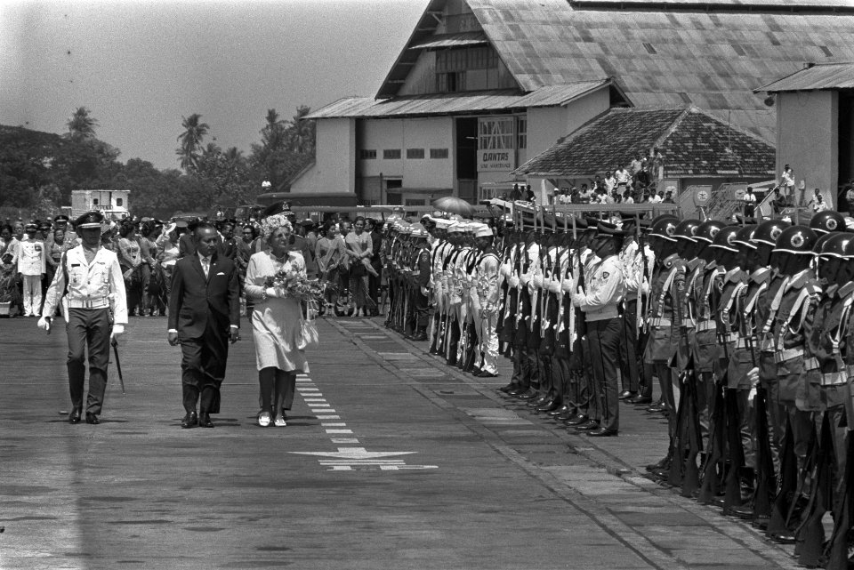 Staatsbezoek van koningin Juliana en prins Bernhard aan Indonesië Koningin Juli, Bestanddeelnr 924-8621