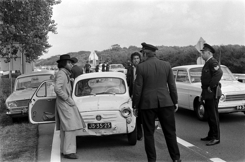 Staatsbezoek van President Soeharto aan Nederland politie houdt auto's aan op w, Bestanddeelnr 923-8094