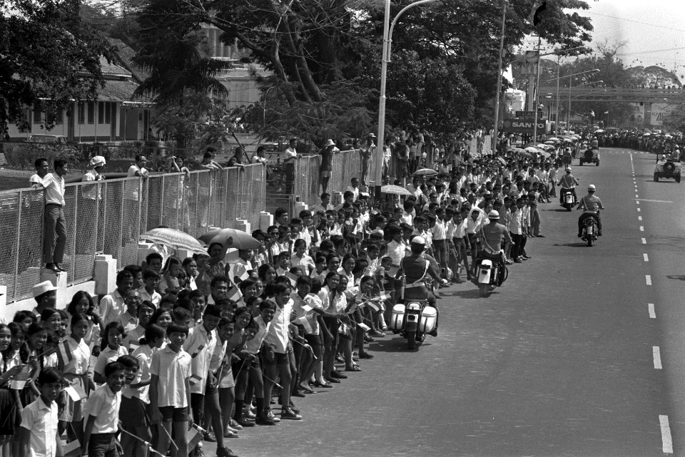 Staatsbezoek van koningin Juliana en prins Bernhard aan Indonesië Publiek langs, Bestanddeelnr 924-8626