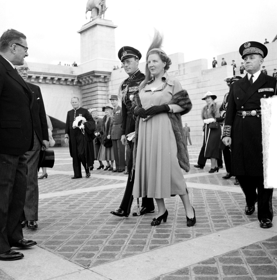 Staatsbezoek van koningin Juliana aan Frankrijk. Rondvaart Koninklijk paar. Bij , Bestanddeelnr 903-9819