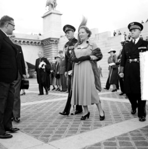 Staatsbezoek van koningin Juliana aan Frankrijk. Rondvaart Koninklijk paar. Bij , Bestanddeelnr 903-9819