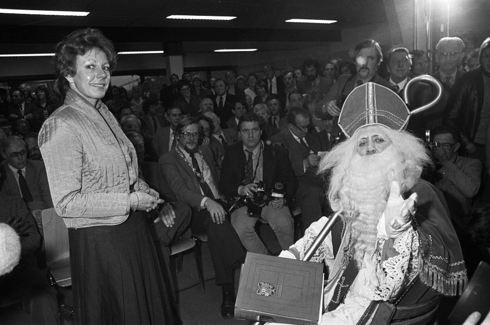 Staatssecretaris Smit Kroes in A'dam een nieuw centrum binnenscheepsvaart geopen, Bestanddeelnr 931-1683