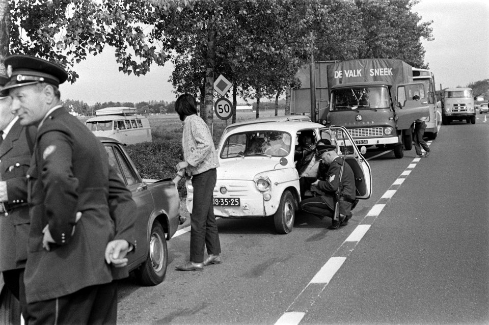 Staatsbezoek van President Soeharto aan Nederland politie houdt auto's aan op w, Bestanddeelnr 923-8092