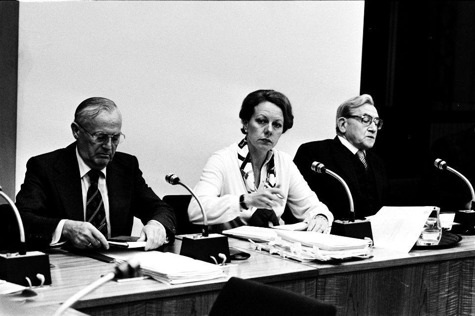 Staatssecretaris Smit-Kroes (Verkeer en Waterstaat, midden), Bestanddeelnr 930-5595