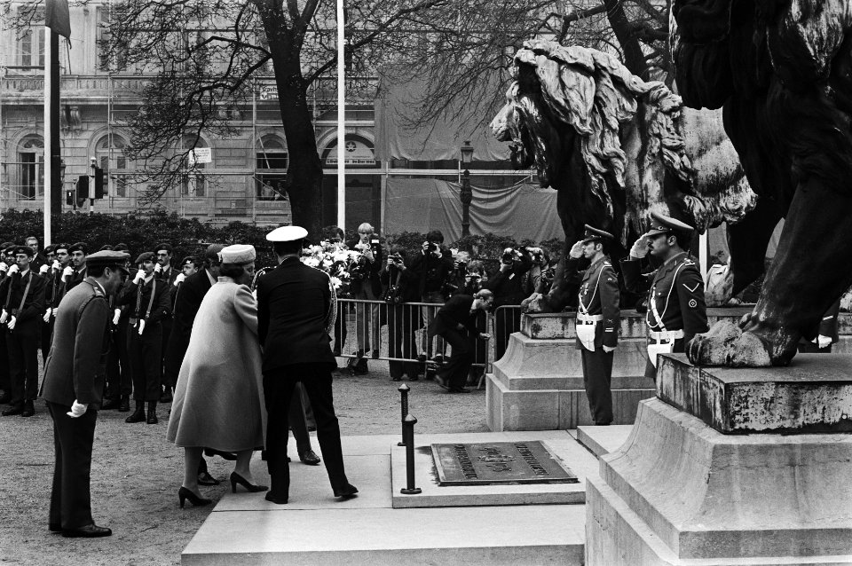 Staatsbezoek van koningin Beatrix en prins Claus aan België. Bij het monument van de Onbekende Soldaat in Brussel legden zij een krans, Bestanddeelnr 931-4084
