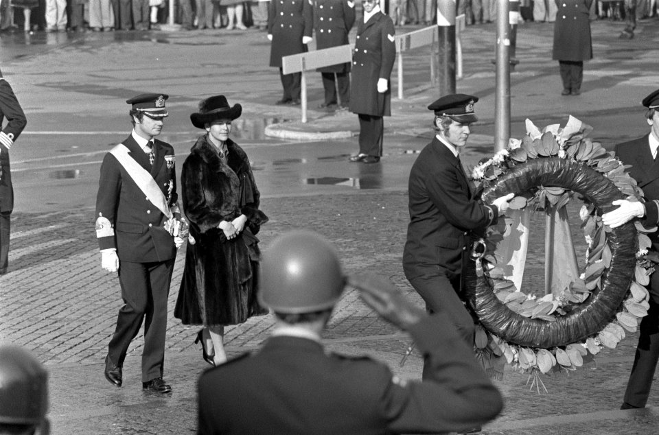 Staatsbezoek van het Zweeds koninklijk paar aan Nederland kranslegging bij het , Bestanddeelnr 928-8493