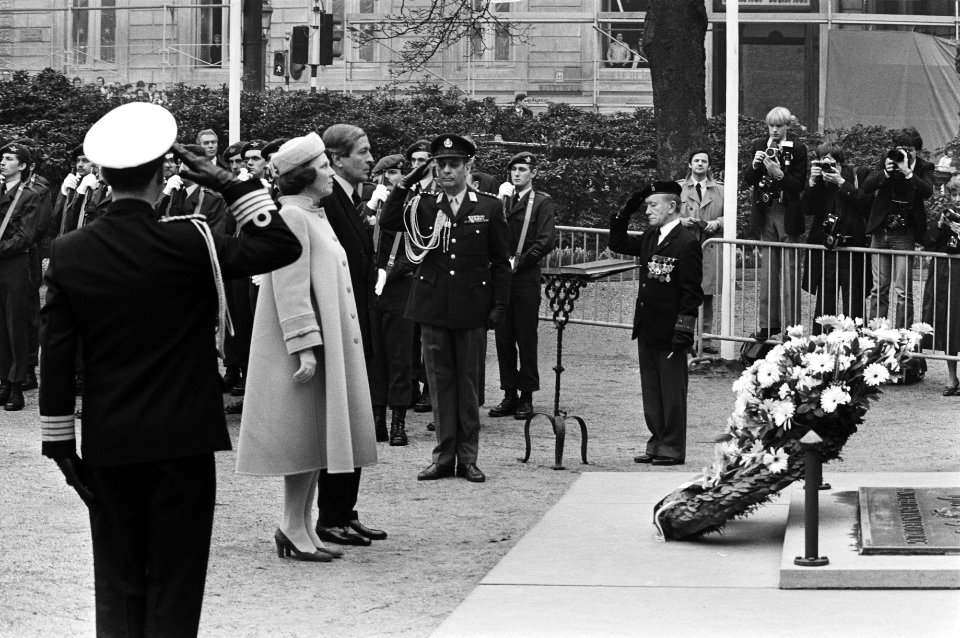Staatsbezoek van koningin Beatrix en prins Claus aan België. Bij het monument van de Onbekende Soldaat in Brussel legden zij een krans, Bestanddeelnr 931-4083