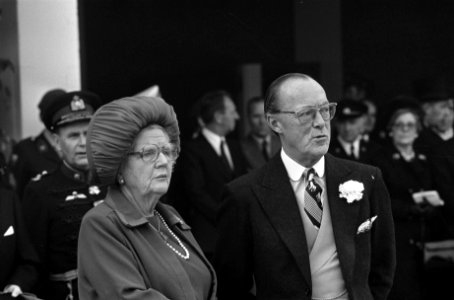 Staatsbezoek Zweeds Koninklijk Paar aan Nederland Aankomst HM en Prins Bernhar, Bestanddeelnr 928-8485