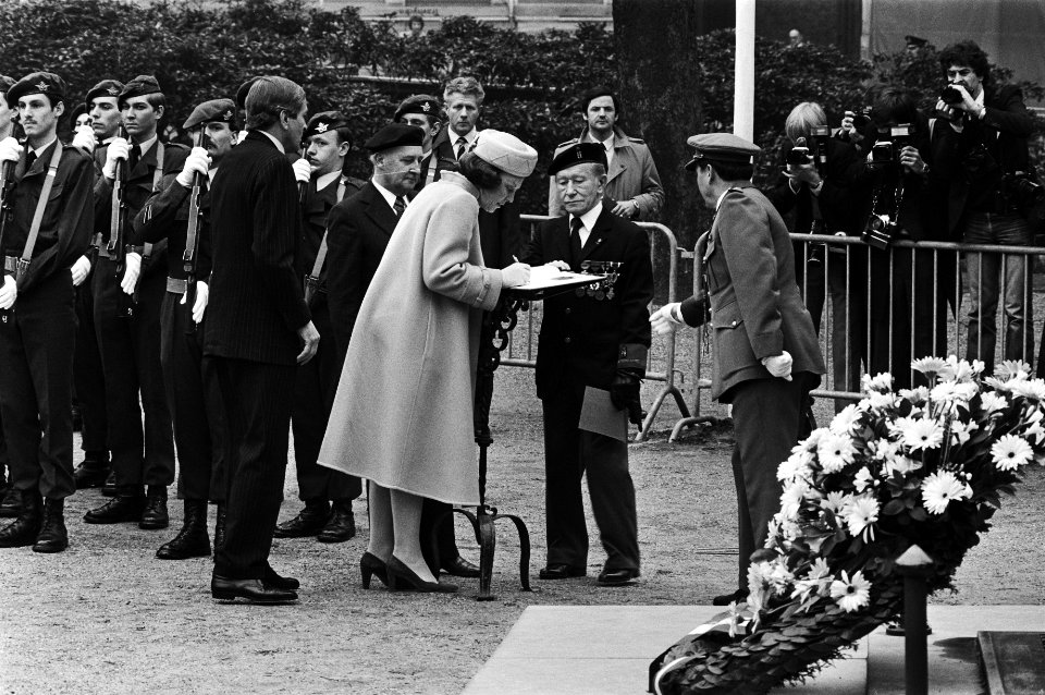 Staatsbezoek van koningin Beatrix en prins Claus aan België. Beatrix tekent het Gouden Boek bij monument voor de Onbekende soldaat, Bestanddeelnr 931-4082