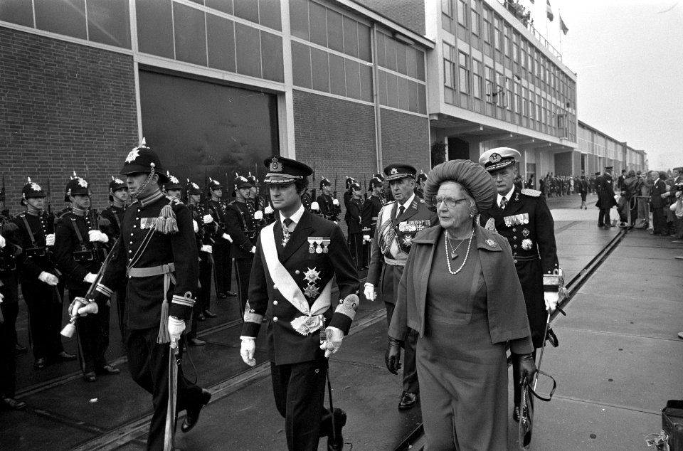 Staatsbezoek Zweeds koninklijk paar aan Nederland inspectie erewacht koningin J, Bestanddeelnr 928-8486