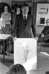 Staatssecretaris Vonhoff (CRM) bij bereiken hoogste punt van Gogh Museum Amsterd, Bestanddeelnr 925-0643