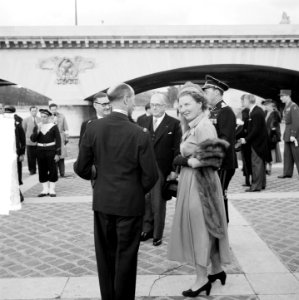 Staatsbezoek van koningin Juliana aan Frankrijk. Rondvaart Koninklijk paar. Bij , Bestanddeelnr 903-9820