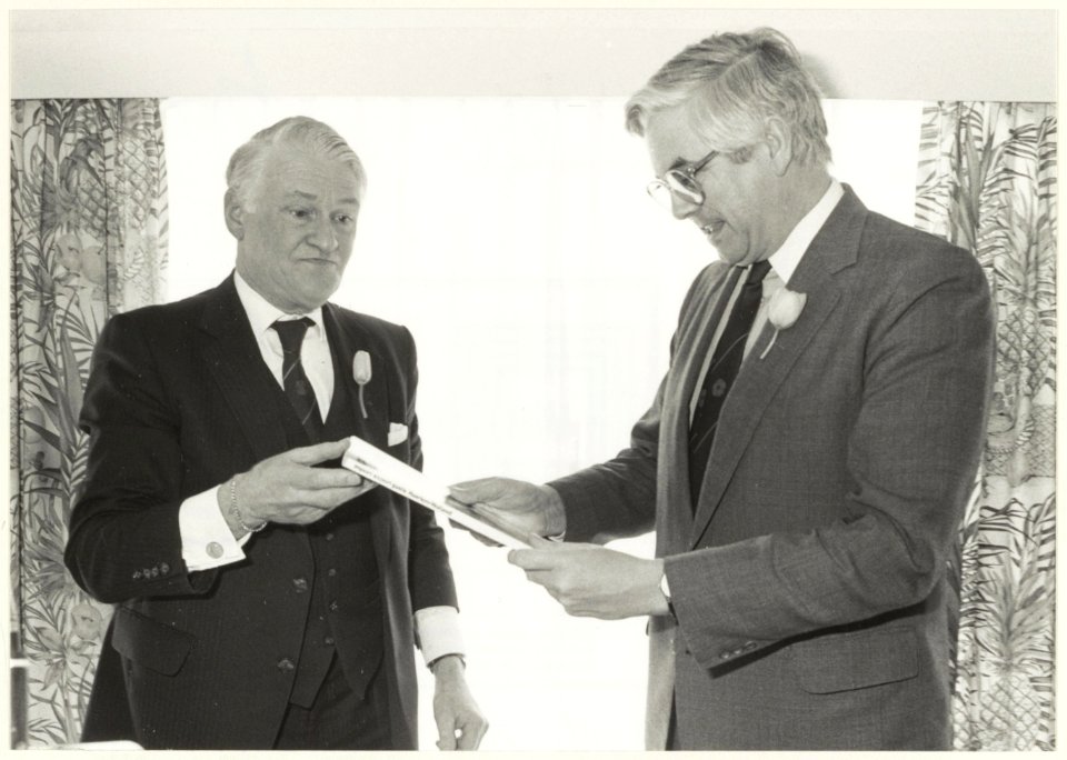 Staatsecretaris Frits Bolkestein ontvangt een boek. NL-HlmNHA 54025785 1