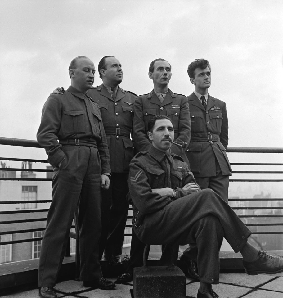 Staf van het bureau Luchtvaart, vlnr. onbekend, kapitein dr. ir. M. Kamphuis, …, Bestanddeelnr 935-2183