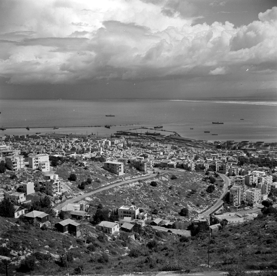 Stad, de haven en de aan het einde van de Mosul-Haifa-olieleiding gelegen olieop, Bestanddeelnr 255-0248
