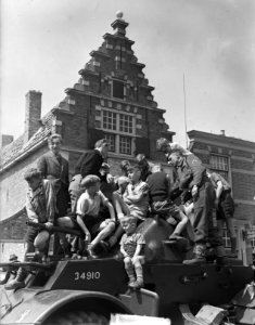Staghound pantserwagen van de Pantserschool uit Amersfoort in West-Friesland wor, Bestanddeelnr 903-4251