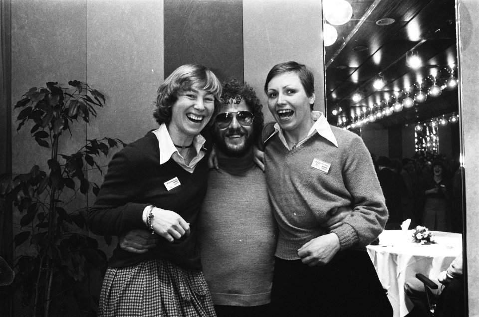 Staatssecretaris Wallis de Vries ontvangt wereldk. sportgebied uit 1978 wereldk, Bestanddeelnr 930-0761