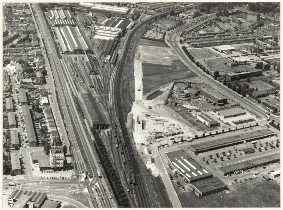 Stadsgedeelte vanuit de lucht, met de Amsterdamse vaart en rechts de Oudeweg