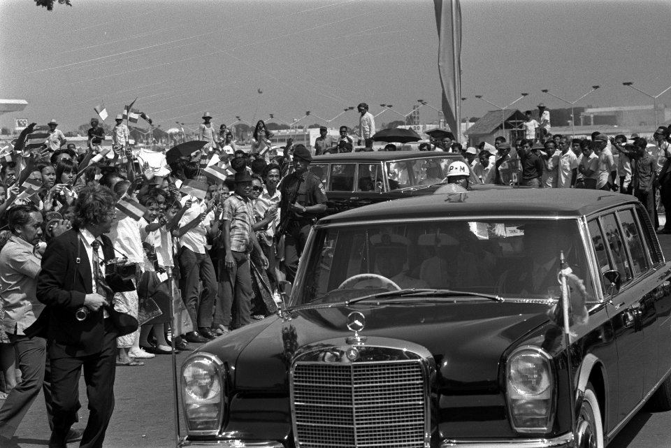 Staatsbezoek van koningin Juliana en prins Bernhard aan Indonesië Publiek langs, Bestanddeelnr 924-8628