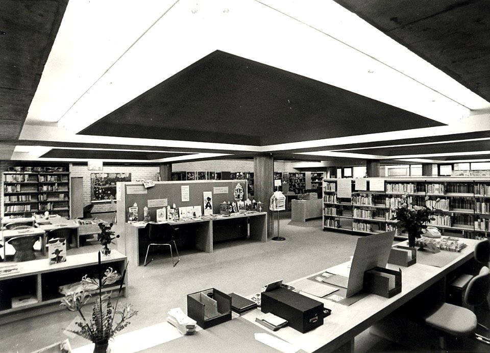 Stadsbibliotheek aan het Doelenplein. De jeugdafdeling bij de opening. Aangekocht in 1975 van fotograaf C. de Boer. - Gepubliceerd in het Haarlems Dagblad van 11.10.1974. Identificatienummer 54-003794
