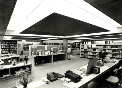 Stadsbibliotheek aan het Doelenplein. De jeugdafdeling bij de opening. Aangekocht in 1975 van fotograaf C. de Boer. - Gepubliceerd in het Haarlems Dagblad van 11.10.1974. Identificatienummer 54-003794