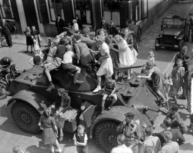 Staghound pantserwagen van de Pantserschool uit Amersfoort in West-Friesland wor, Bestanddeelnr 903-4253