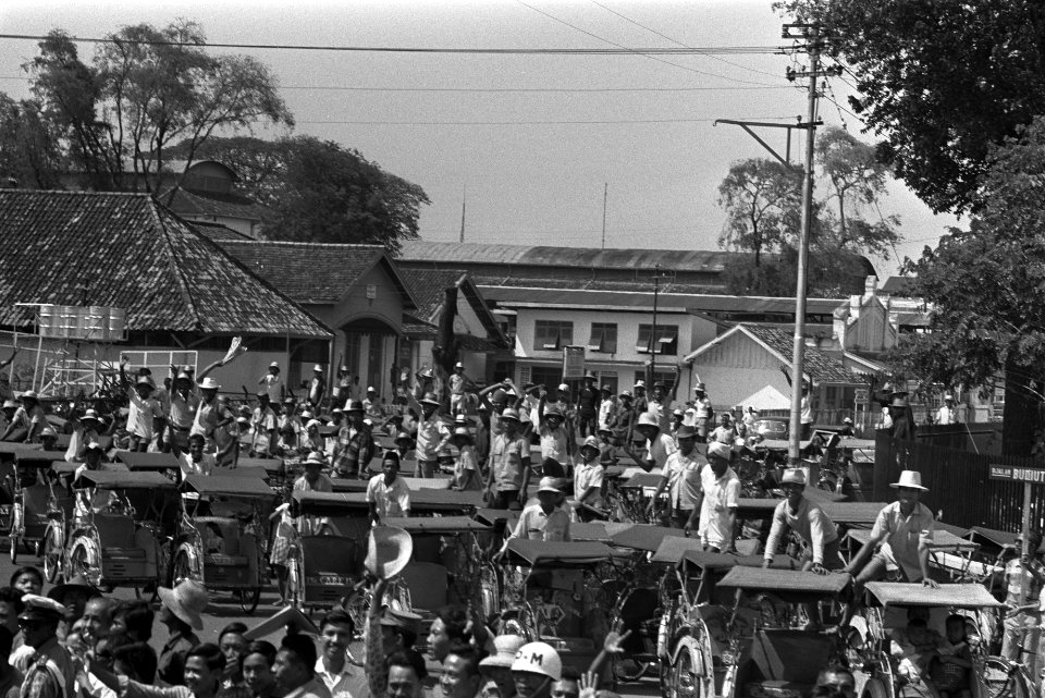 Staatsbezoek van koningin Juliana en prins Bernhard aan Indonesië Publiek langs, Bestanddeelnr 924-8627