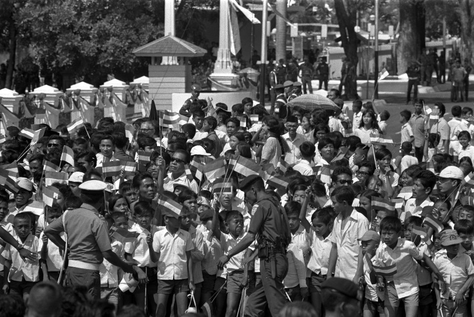 Staatsbezoek van koningin Juliana en prins Bernhard aan Indonesië Kinderen met , Bestanddeelnr 924-8630