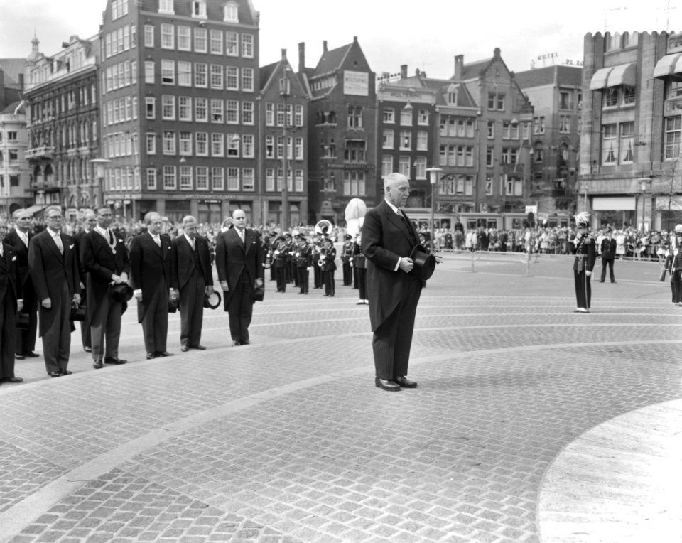 Staatsbezoek van Oostenrijkse Bondspresident Dr Adolf Schärf Kranslegging bij , Bestanddeelnr 912-4820