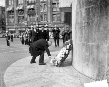 Staatsbezoek van Oostenrijkse Bondspresident Dr Adolf Schärf Kranslegging bij , Bestanddeelnr 912-4818 photo