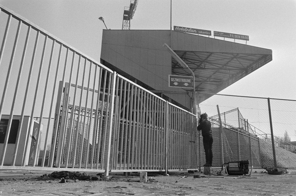 Stadion FC Den Haag wordt van hoger hekwerk voorzien i.v.m. wedstrijd komende zo, Bestanddeelnr 933-9184