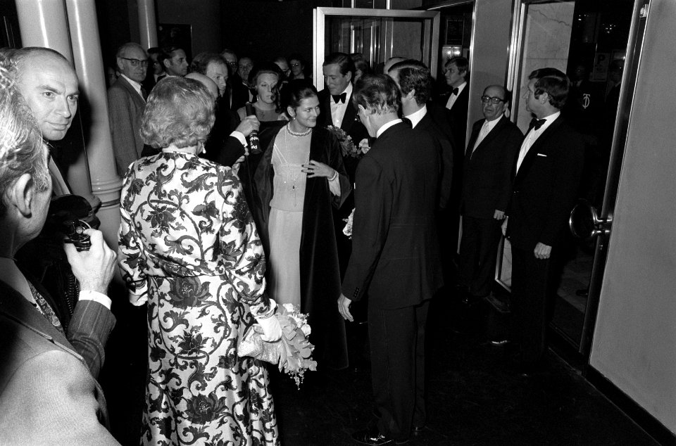 Staatsbezoek Zweeds Koningspaar bijwonen voorstelling Paul van Vliet in Carre. , Bestanddeelnr 928-8558