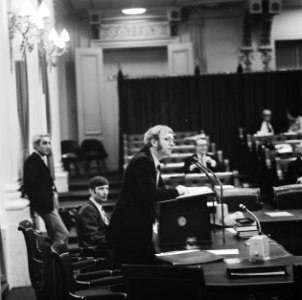 Staatssecretaris Stemerdink van Defensie spreekt in de Tweede Kamer, zittend naa, Bestanddeelnr 927-0481