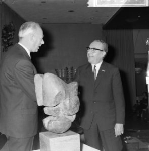 Staatssecretaris van Economische Zaken Bakker (r.) bij het overhandigen van de …, Bestanddeelnr 918-4976