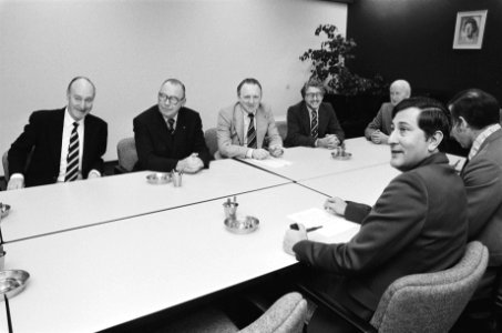 Staatssecretaris Wallis de Vries (CRM) ontvangt KNVB i.v.m. shirtreclame v.l.n., Bestanddeelnr 930-0106