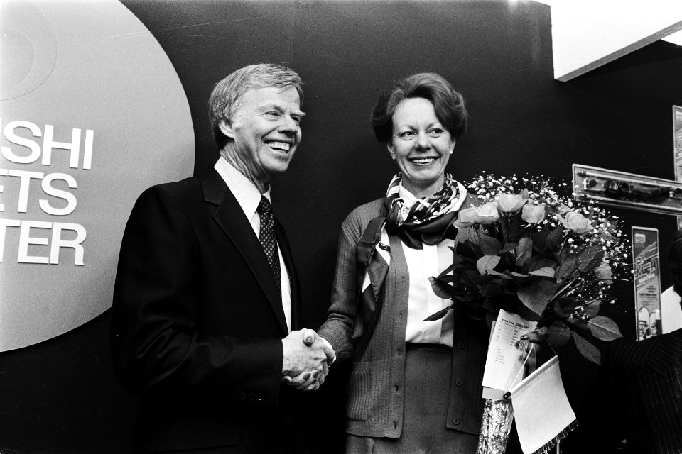 Staatssecretaris Smit Kroes opent MARC beurs in Amsterdam Smit Kroes met dubbel, Bestanddeelnr 930-6946