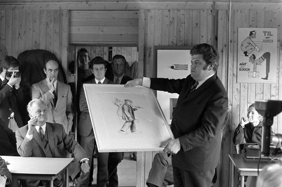 Staatssecretaris Vonhoff (CRM) bij bereiken hoogste punt van Gogh Museum Amsterd, Bestanddeelnr 925-0640