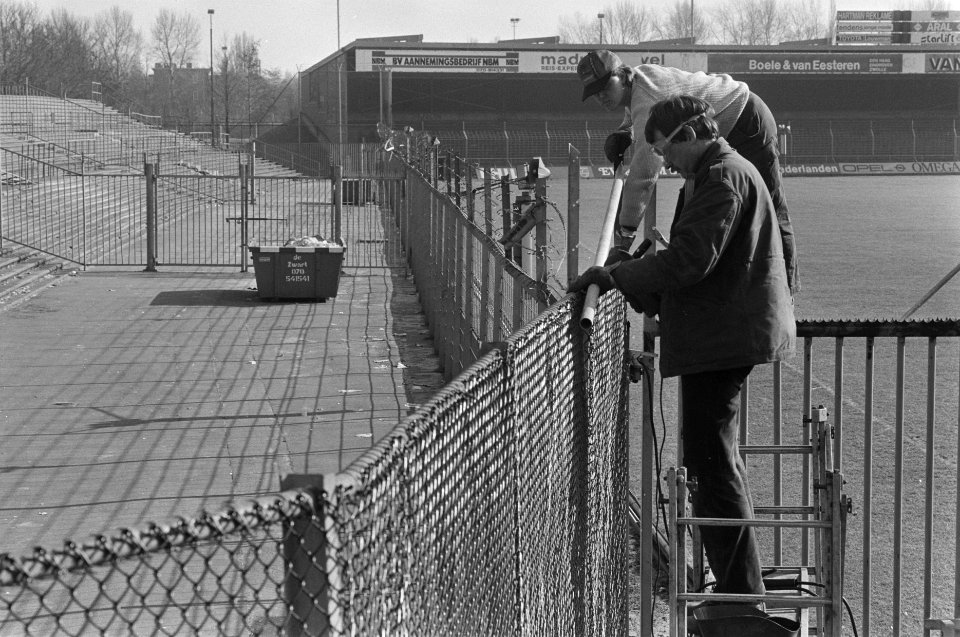 Stadion FC Den Haag wordt van hoger hekwerk voorzien i.v.m. wedstrijd komende zo, Bestanddeelnr 933-9183