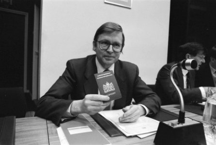 Staatssecretaris Van der Linden met het nieuwe paspoort in Tweede Kamer, Bestanddeelnr 934-1504