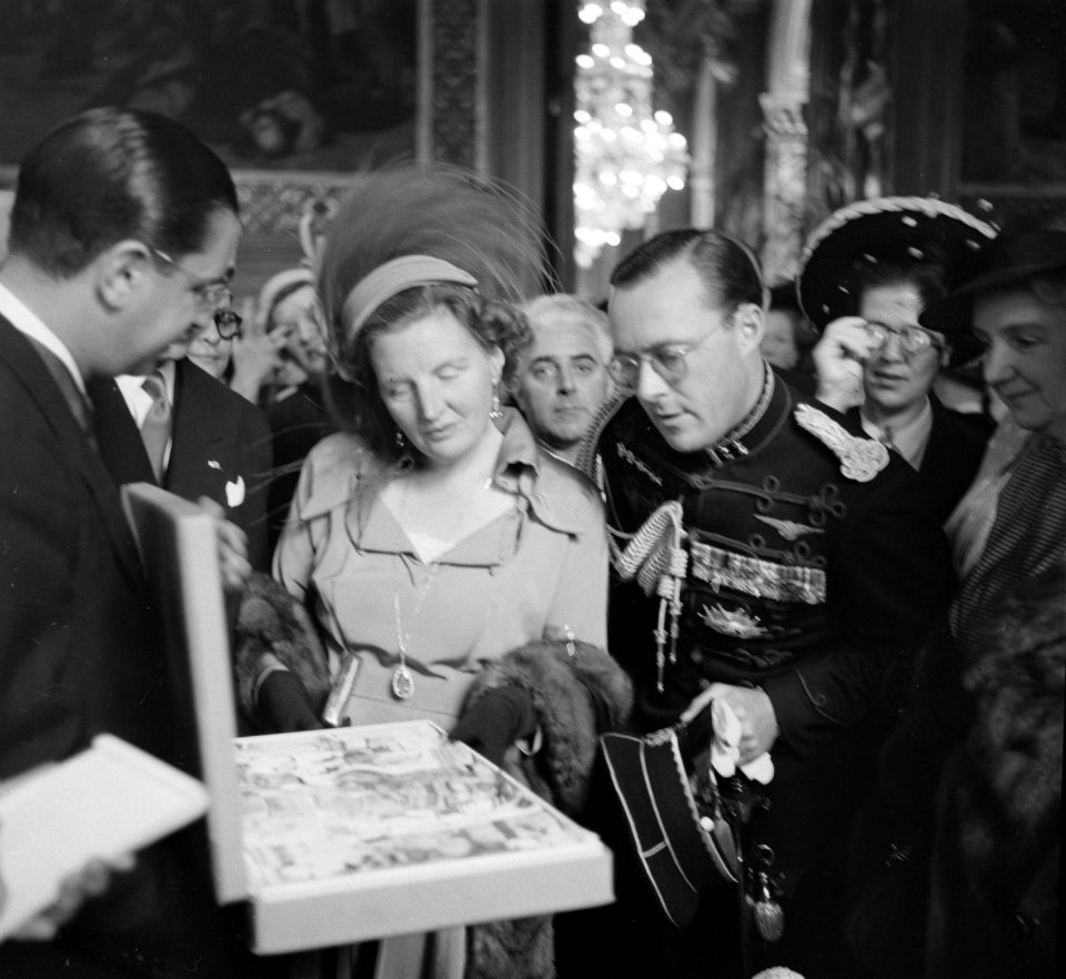 Staatsbezoek van koningin Juliana aan Frankrijk. Op het stadhuis, Bestanddeelnr 903-9825