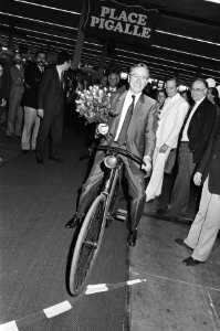 Staatssecretaris Van Zeil opent op de fiets de vakbeurs voor Bloemendetailhandel, Bestanddeelnr 933-4549