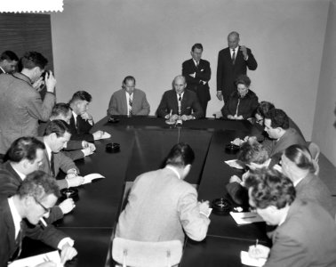 Staatssecretaris Th H Bot terug uit Nieuw-Guinea Persconferentie Th H Bot, Bestanddeelnr 913-4920