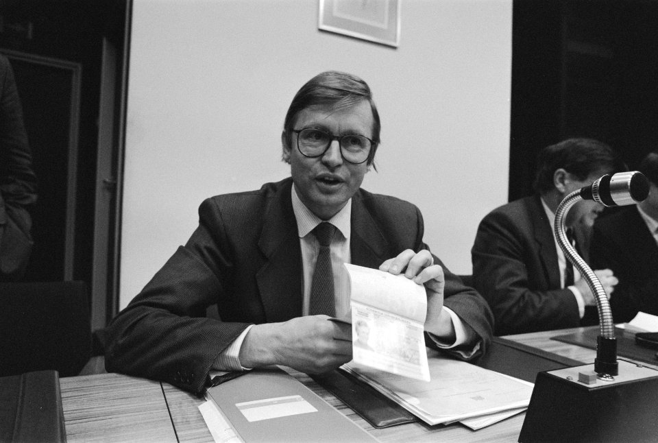 Staatssecretaris Van der Linden met het nieuwe paspoort in Tweede Kamer, Bestanddeelnr 934-1505