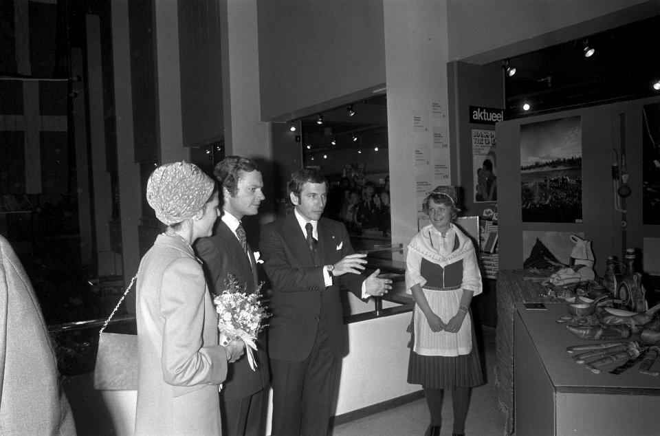 Staatsbezoek Zweeds Koninklijk Paar aan Nederland Koningin Silvia bezoekt Bijen, Bestanddeelnr 928-8514