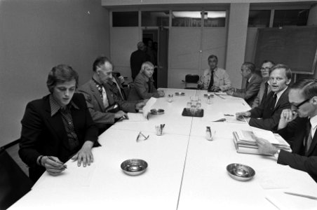 Staatssecretaris van Verkeer en Waterstaat Van-Hutten in overleg met actieleider, Bestanddeelnr 928-1248