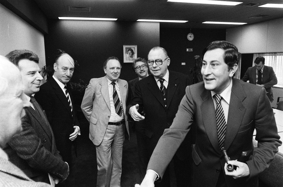 Staatssecretaris Wallis de Vries (CRM) ontvangt KNVB i.v.m. shirtreclame v.l.n., Bestanddeelnr 930-0105