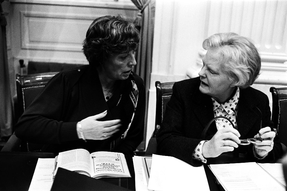 Staatssecretaris Veder-Smit (r) in gesprek met PvdA woordvoerster mevr. Müller-v, Bestanddeelnr 930-5269