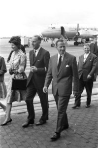 Staatssecretaris V en W E G Stijkel op Schiphol, Bestanddeelnr 912-7326