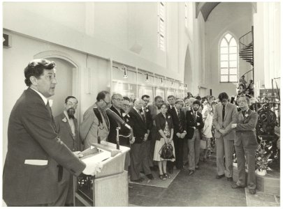 Staatssecretaris Wallis de Vries (CRM) opent het verbouwde Gemeente-archief in de Janskerk. NL-HlmNHA 54012245