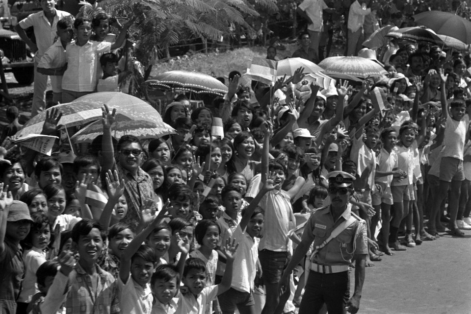 Staatsbezoek van koningin Juliana en prins Bernhard aan Indonesië Een enthousia, Bestanddeelnr 924-8624